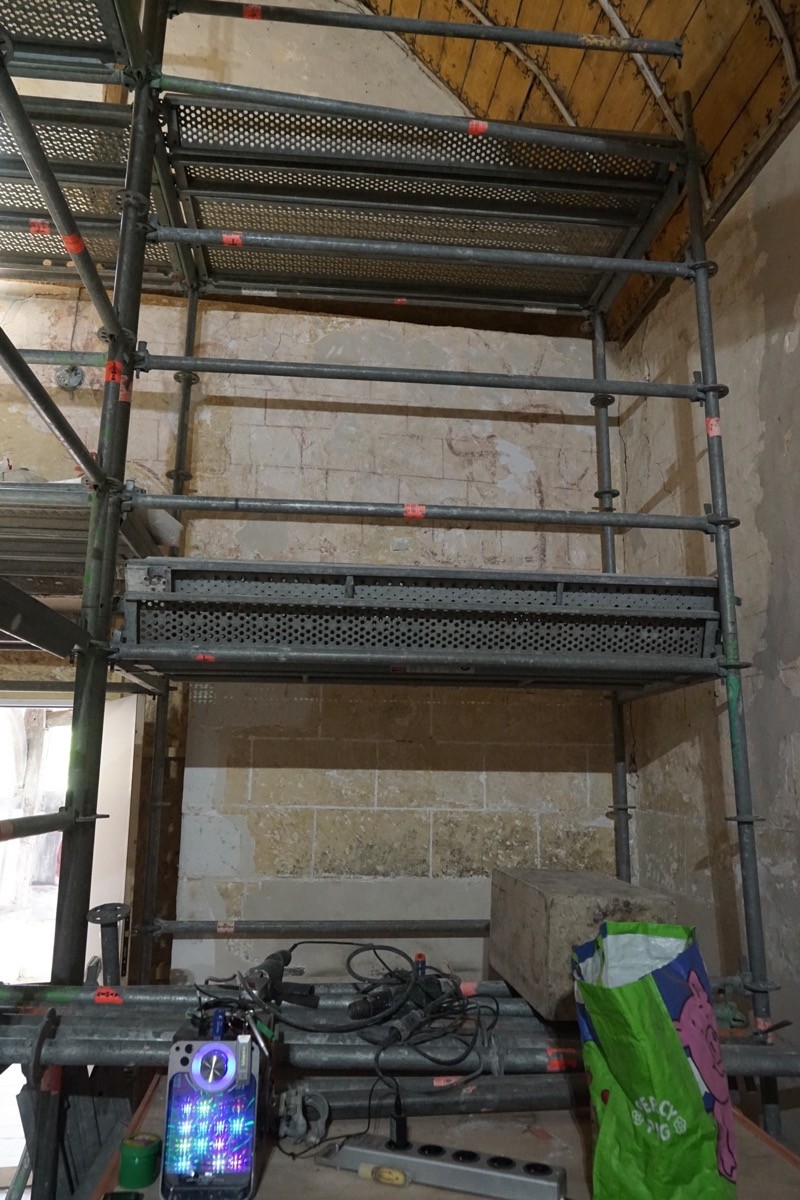 Atelier Giordani - Conservation - Restauration
Edifice – Mobilier - Sculpture – Objets d’art – Moulage –
Pierre, bois métal, polychromie et dorure - Restauration de la voûte et des décors peints -  - Lot 5 : Restauration/conservation d’éléments architecturaux, de décors polychromes, de sculpture

OPÉRATIONS RÉALISÉES
Tranche conditionnelle 2

Voûte de la nef :
-	Dépoussiérage 
-	Mise en teinte des greffes et des parties neuves et reprise du décor de fleur de lys par glacis acrylique 
-	Dépoussiérage de la poutre de gloire par technique croisée de brossage et d’aspiration

Élévation de la nef :
-	Dégagement des enduits pour mettre au jour les décors anciens conservés
-	Encapsulage des zones de peinture au plomb non dégagées
-	Consolidation des zones soufflées par infiltration de mortier et comblement des fissures des lacunes
-	Consolidation des zones pulvérulentes.
-	Sur les zones non dégagées : application d’une couche de fond à la chaux et animation et glacis acrylique et harmonisation des bouchages anciens
- Sur les zones de décors ancien : retouches colorées pour améliorer la lisibilité