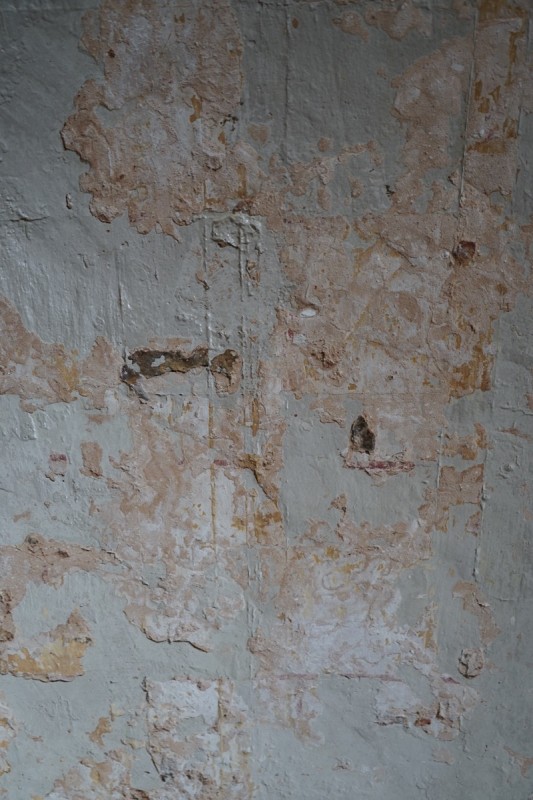 Atelier Giordani - Conservation - Restauration
Edifice – Mobilier - Sculpture – Objets d’art – Moulage –
Pierre, bois métal, polychromie et dorure - Restauration de la voûte et des décors peints -  - Lot 5 : Restauration/conservation d’éléments architecturaux, de décors polychromes, de sculpture

OPÉRATIONS RÉALISÉES
Tranche conditionnelle 2

Voûte de la nef :
-	Dépoussiérage 
-	Mise en teinte des greffes et des parties neuves et reprise du décor de fleur de lys par glacis acrylique 
-	Dépoussiérage de la poutre de gloire par technique croisée de brossage et d’aspiration

Élévation de la nef :
-	Dégagement des enduits pour mettre au jour les décors anciens conservés
-	Encapsulage des zones de peinture au plomb non dégagées
-	Consolidation des zones soufflées par infiltration de mortier et comblement des fissures des lacunes
-	Consolidation des zones pulvérulentes.
-	Sur les zones non dégagées : application d’une couche de fond à la chaux et animation et glacis acrylique et harmonisation des bouchages anciens
- Sur les zones de décors ancien : retouches colorées pour améliorer la lisibilité