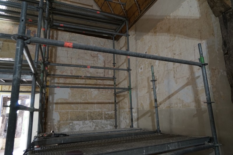 Atelier Giordani - Conservation - Restauration
Edifice – Mobilier - Sculpture – Objets d’art – Moulage –
Pierre, bois métal, polychromie et dorure - Restauration de la voûte et des décors peints -  - Lot 5 : Restauration/conservation d’éléments architecturaux, de décors polychromes, de sculpture

OPÉRATIONS RÉALISÉES
Tranche conditionnelle 2

Voûte de la nef :
-	Dépoussiérage 
-	Mise en teinte des greffes et des parties neuves et reprise du décor de fleur de lys par glacis acrylique 
-	Dépoussiérage de la poutre de gloire par technique croisée de brossage et d’aspiration

Élévation de la nef :
-	Dégagement des enduits pour mettre au jour les décors anciens conservés
-	Encapsulage des zones de peinture au plomb non dégagées
-	Consolidation des zones soufflées par infiltration de mortier et comblement des fissures des lacunes
-	Consolidation des zones pulvérulentes.
-	Sur les zones non dégagées : application d’une couche de fond à la chaux et animation et glacis acrylique et harmonisation des bouchages anciens
- Sur les zones de décors ancien : retouches colorées pour améliorer la lisibilité