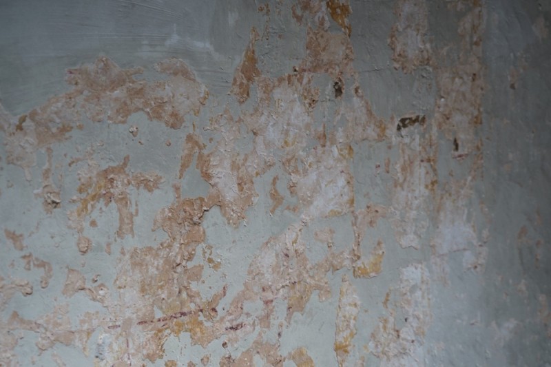 Atelier Giordani - Conservation - Restauration
Edifice – Mobilier - Sculpture – Objets d’art – Moulage –
Pierre, bois métal, polychromie et dorure - Restauration de la voûte et des décors peints -  - Lot 5 : Restauration/conservation d’éléments architecturaux, de décors polychromes, de sculpture

OPÉRATIONS RÉALISÉES
Tranche conditionnelle 2

Voûte de la nef :
-	Dépoussiérage 
-	Mise en teinte des greffes et des parties neuves et reprise du décor de fleur de lys par glacis acrylique 
-	Dépoussiérage de la poutre de gloire par technique croisée de brossage et d’aspiration

Élévation de la nef :
-	Dégagement des enduits pour mettre au jour les décors anciens conservés
-	Encapsulage des zones de peinture au plomb non dégagées
-	Consolidation des zones soufflées par infiltration de mortier et comblement des fissures des lacunes
-	Consolidation des zones pulvérulentes.
-	Sur les zones non dégagées : application d’une couche de fond à la chaux et animation et glacis acrylique et harmonisation des bouchages anciens
- Sur les zones de décors ancien : retouches colorées pour améliorer la lisibilité