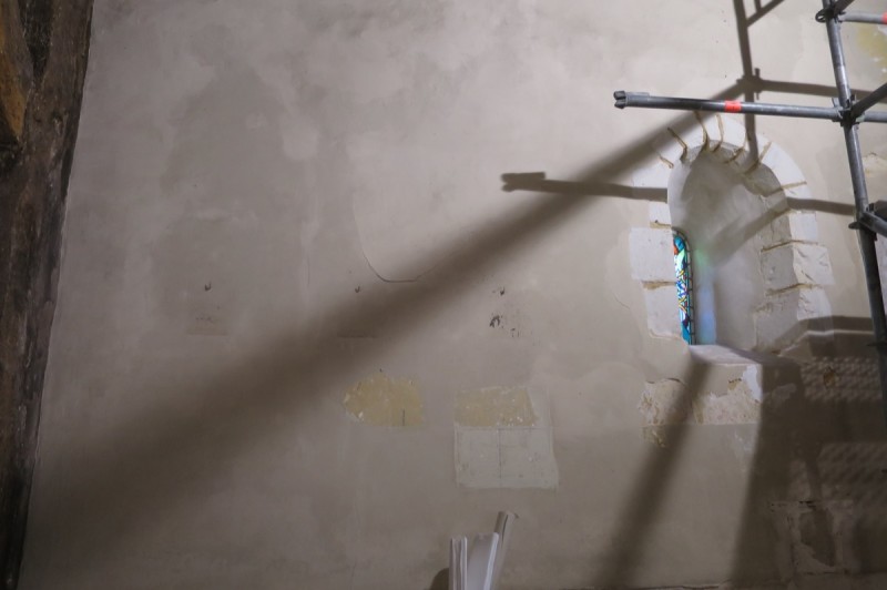 Atelier Giordani - Conservation - Restauration
Edifice – Mobilier - Sculpture – Objets d’art – Moulage –
Pierre, bois métal, polychromie et dorure - Restauration de la voûte et des décors peints -  - Lot 5 : Restauration/conservation d’éléments architecturaux, de décors polychromes, de sculpture

OPÉRATIONS RÉALISÉES
Tranche conditionnelle 2

Voûte de la nef :
-	Dépoussiérage 
-	Mise en teinte des greffes et des parties neuves et reprise du décor de fleur de lys par glacis acrylique 
-	Dépoussiérage de la poutre de gloire par technique croisée de brossage et d’aspiration

Élévation de la nef :
-	Dégagement des enduits pour mettre au jour les décors anciens conservés
-	Encapsulage des zones de peinture au plomb non dégagées
-	Consolidation des zones soufflées par infiltration de mortier et comblement des fissures des lacunes
-	Consolidation des zones pulvérulentes.
-	Sur les zones non dégagées : application d’une couche de fond à la chaux et animation et glacis acrylique et harmonisation des bouchages anciens
- Sur les zones de décors ancien : retouches colorées pour améliorer la lisibilité