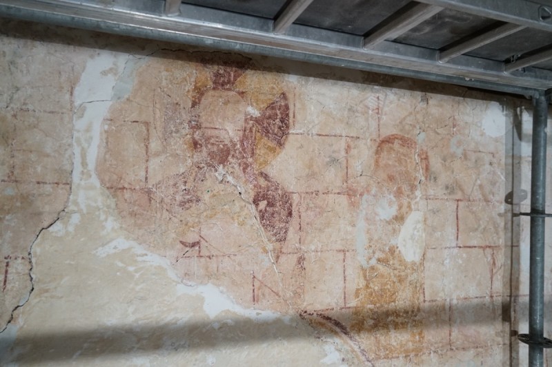 Atelier Giordani - Conservation - Restauration
Edifice – Mobilier - Sculpture – Objets d’art – Moulage –
Pierre, bois métal, polychromie et dorure - Restauration de la voûte et des décors peints -  - Lot 5 : Restauration/conservation d’éléments architecturaux, de décors polychromes, de sculpture

OPÉRATIONS RÉALISÉES
Tranche conditionnelle 2

Voûte de la nef :
-	Dépoussiérage 
-	Mise en teinte des greffes et des parties neuves et reprise du décor de fleur de lys par glacis acrylique 
-	Dépoussiérage de la poutre de gloire par technique croisée de brossage et d’aspiration

Élévation de la nef :
-	Dégagement des enduits pour mettre au jour les décors anciens conservés
-	Encapsulage des zones de peinture au plomb non dégagées
-	Consolidation des zones soufflées par infiltration de mortier et comblement des fissures des lacunes
-	Consolidation des zones pulvérulentes.
-	Sur les zones non dégagées : application d’une couche de fond à la chaux et animation et glacis acrylique et harmonisation des bouchages anciens
- Sur les zones de décors ancien : retouches colorées pour améliorer la lisibilité