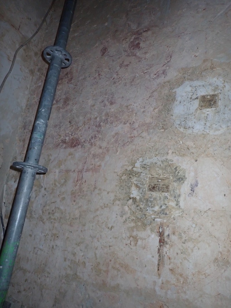 Atelier Giordani - Conservation - Restauration
Edifice – Mobilier - Sculpture – Objets d’art – Moulage –
Pierre, bois métal, polychromie et dorure - Restauration de la voûte et des décors peints -  - Lot 5 : Restauration/conservation d’éléments architecturaux, de décors polychromes, de sculpture

OPÉRATIONS RÉALISÉES
Tranche conditionnelle 2

Voûte de la nef :
-	Dépoussiérage 
-	Mise en teinte des greffes et des parties neuves et reprise du décor de fleur de lys par glacis acrylique 
-	Dépoussiérage de la poutre de gloire par technique croisée de brossage et d’aspiration

Élévation de la nef :
-	Dégagement des enduits pour mettre au jour les décors anciens conservés
-	Encapsulage des zones de peinture au plomb non dégagées
-	Consolidation des zones soufflées par infiltration de mortier et comblement des fissures des lacunes
-	Consolidation des zones pulvérulentes.
-	Sur les zones non dégagées : application d’une couche de fond à la chaux et animation et glacis acrylique et harmonisation des bouchages anciens
- Sur les zones de décors ancien : retouches colorées pour améliorer la lisibilité