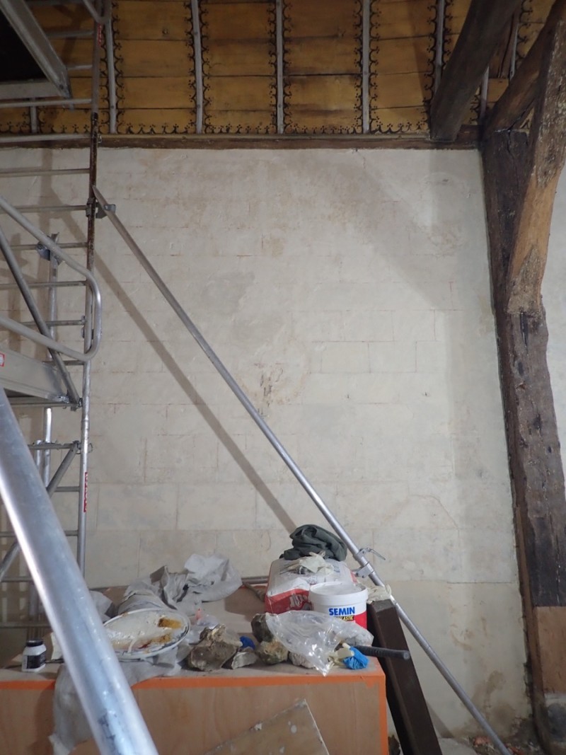 Atelier Giordani - Conservation - Restauration
Edifice – Mobilier - Sculpture – Objets d’art – Moulage –
Pierre, bois métal, polychromie et dorure - Restauration de la voûte et des décors peints -  - Lot 5 : Restauration/conservation d’éléments architecturaux, de décors polychromes, de sculpture

OPÉRATIONS RÉALISÉES
Tranche conditionnelle 2

Voûte de la nef :
-	Dépoussiérage 
-	Mise en teinte des greffes et des parties neuves et reprise du décor de fleur de lys par glacis acrylique 
-	Dépoussiérage de la poutre de gloire par technique croisée de brossage et d’aspiration

Élévation de la nef :
-	Dégagement des enduits pour mettre au jour les décors anciens conservés
-	Encapsulage des zones de peinture au plomb non dégagées
-	Consolidation des zones soufflées par infiltration de mortier et comblement des fissures des lacunes
-	Consolidation des zones pulvérulentes.
-	Sur les zones non dégagées : application d’une couche de fond à la chaux et animation et glacis acrylique et harmonisation des bouchages anciens
- Sur les zones de décors ancien : retouches colorées pour améliorer la lisibilité