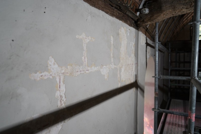 Atelier Giordani - Conservation - Restauration
Edifice – Mobilier - Sculpture – Objets d’art – Moulage –
Pierre, bois métal, polychromie et dorure - Restauration de la voûte et des décors peints -  - Lot 5 : Restauration/conservation d’éléments architecturaux, de décors polychromes, de sculpture

OPÉRATIONS RÉALISÉES
Tranche conditionnelle 2

Voûte de la nef :
-	Dépoussiérage 
-	Mise en teinte des greffes et des parties neuves et reprise du décor de fleur de lys par glacis acrylique 
-	Dépoussiérage de la poutre de gloire par technique croisée de brossage et d’aspiration

Élévation de la nef :
-	Dégagement des enduits pour mettre au jour les décors anciens conservés
-	Encapsulage des zones de peinture au plomb non dégagées
-	Consolidation des zones soufflées par infiltration de mortier et comblement des fissures des lacunes
-	Consolidation des zones pulvérulentes.
-	Sur les zones non dégagées : application d’une couche de fond à la chaux et animation et glacis acrylique et harmonisation des bouchages anciens
- Sur les zones de décors ancien : retouches colorées pour améliorer la lisibilité