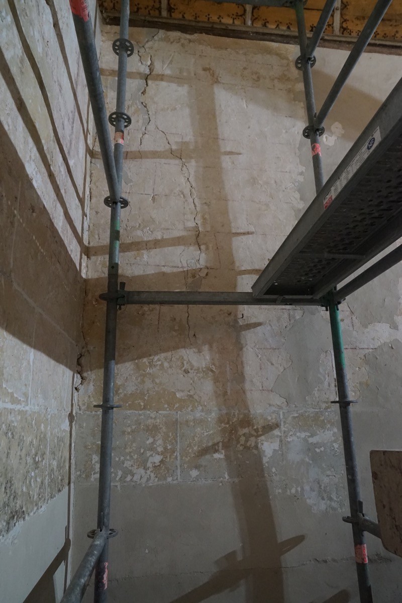 Atelier Giordani - Conservation - Restauration
Edifice – Mobilier - Sculpture – Objets d’art – Moulage –
Pierre, bois métal, polychromie et dorure - Restauration de la voûte et des décors peints -  - Lot 5 : Restauration/conservation d’éléments architecturaux, de décors polychromes, de sculpture

OPÉRATIONS RÉALISÉES
Tranche conditionnelle 2

Voûte de la nef :
-	Dépoussiérage 
-	Mise en teinte des greffes et des parties neuves et reprise du décor de fleur de lys par glacis acrylique 
-	Dépoussiérage de la poutre de gloire par technique croisée de brossage et d’aspiration

Élévation de la nef :
-	Dégagement des enduits pour mettre au jour les décors anciens conservés
-	Encapsulage des zones de peinture au plomb non dégagées
-	Consolidation des zones soufflées par infiltration de mortier et comblement des fissures des lacunes
-	Consolidation des zones pulvérulentes.
-	Sur les zones non dégagées : application d’une couche de fond à la chaux et animation et glacis acrylique et harmonisation des bouchages anciens
- Sur les zones de décors ancien : retouches colorées pour améliorer la lisibilité