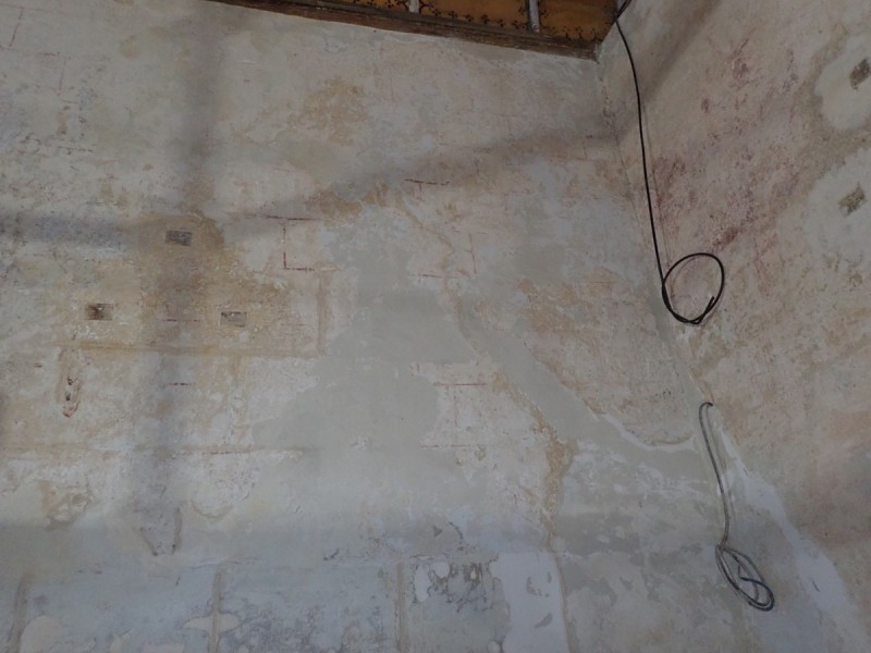 Atelier Giordani - Conservation - Restauration
Edifice – Mobilier - Sculpture – Objets d’art – Moulage –
Pierre, bois métal, polychromie et dorure - Restauration de la voûte et des décors peints -  - Lot 5 : Restauration/conservation d’éléments architecturaux, de décors polychromes, de sculpture

OPÉRATIONS RÉALISÉES
Tranche conditionnelle 2

Voûte de la nef :
-	Dépoussiérage 
-	Mise en teinte des greffes et des parties neuves et reprise du décor de fleur de lys par glacis acrylique 
-	Dépoussiérage de la poutre de gloire par technique croisée de brossage et d’aspiration

Élévation de la nef :
-	Dégagement des enduits pour mettre au jour les décors anciens conservés
-	Encapsulage des zones de peinture au plomb non dégagées
-	Consolidation des zones soufflées par infiltration de mortier et comblement des fissures des lacunes
-	Consolidation des zones pulvérulentes.
-	Sur les zones non dégagées : application d’une couche de fond à la chaux et animation et glacis acrylique et harmonisation des bouchages anciens
- Sur les zones de décors ancien : retouches colorées pour améliorer la lisibilité