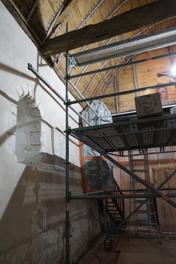 Atelier Giordani - Conservation - Restauration
Edifice – Mobilier - Sculpture – Objets d’art – Moulage –
Pierre, bois métal, polychromie et dorure - Restauration de la voûte et des décors peints -  - Lot 5 : Restauration/conservation d’éléments architecturaux, de décors polychromes, de sculpture

OPÉRATIONS RÉALISÉES
Tranche conditionnelle 2

Voûte de la nef :
-	Dépoussiérage 
-	Mise en teinte des greffes et des parties neuves et reprise du décor de fleur de lys par glacis acrylique 
-	Dépoussiérage de la poutre de gloire par technique croisée de brossage et d’aspiration

Élévation de la nef :
-	Dégagement des enduits pour mettre au jour les décors anciens conservés
-	Encapsulage des zones de peinture au plomb non dégagées
-	Consolidation des zones soufflées par infiltration de mortier et comblement des fissures des lacunes
-	Consolidation des zones pulvérulentes.
-	Sur les zones non dégagées : application d’une couche de fond à la chaux et animation et glacis acrylique et harmonisation des bouchages anciens
- Sur les zones de décors ancien : retouches colorées pour améliorer la lisibilité