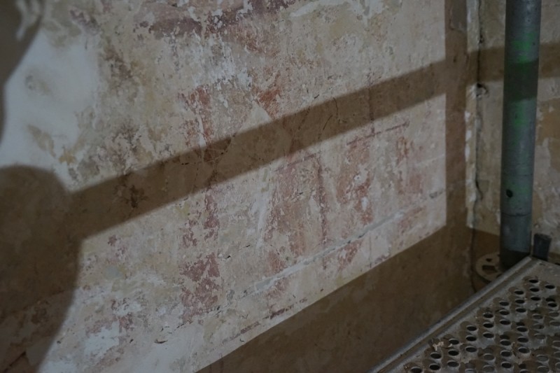 Atelier Giordani - Conservation - Restauration
Edifice – Mobilier - Sculpture – Objets d’art – Moulage –
Pierre, bois métal, polychromie et dorure - Restauration de la voûte et des décors peints -  - Lot 5 : Restauration/conservation d’éléments architecturaux, de décors polychromes, de sculpture

OPÉRATIONS RÉALISÉES
Tranche conditionnelle 2

Voûte de la nef :
-	Dépoussiérage 
-	Mise en teinte des greffes et des parties neuves et reprise du décor de fleur de lys par glacis acrylique 
-	Dépoussiérage de la poutre de gloire par technique croisée de brossage et d’aspiration

Élévation de la nef :
-	Dégagement des enduits pour mettre au jour les décors anciens conservés
-	Encapsulage des zones de peinture au plomb non dégagées
-	Consolidation des zones soufflées par infiltration de mortier et comblement des fissures des lacunes
-	Consolidation des zones pulvérulentes.
-	Sur les zones non dégagées : application d’une couche de fond à la chaux et animation et glacis acrylique et harmonisation des bouchages anciens
- Sur les zones de décors ancien : retouches colorées pour améliorer la lisibilité