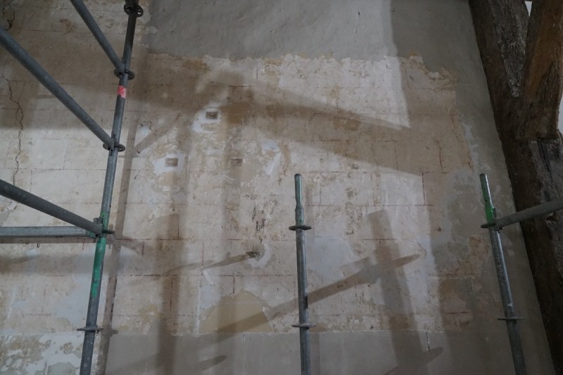 Atelier Giordani - Conservation - Restauration
Edifice – Mobilier - Sculpture – Objets d’art – Moulage –
Pierre, bois métal, polychromie et dorure - Restauration de la voûte et des décors peints -  - Lot 5 : Restauration/conservation d’éléments architecturaux, de décors polychromes, de sculpture

OPÉRATIONS RÉALISÉES
Tranche conditionnelle 2

Voûte de la nef :
-	Dépoussiérage 
-	Mise en teinte des greffes et des parties neuves et reprise du décor de fleur de lys par glacis acrylique 
-	Dépoussiérage de la poutre de gloire par technique croisée de brossage et d’aspiration

Élévation de la nef :
-	Dégagement des enduits pour mettre au jour les décors anciens conservés
-	Encapsulage des zones de peinture au plomb non dégagées
-	Consolidation des zones soufflées par infiltration de mortier et comblement des fissures des lacunes
-	Consolidation des zones pulvérulentes.
-	Sur les zones non dégagées : application d’une couche de fond à la chaux et animation et glacis acrylique et harmonisation des bouchages anciens
- Sur les zones de décors ancien : retouches colorées pour améliorer la lisibilité