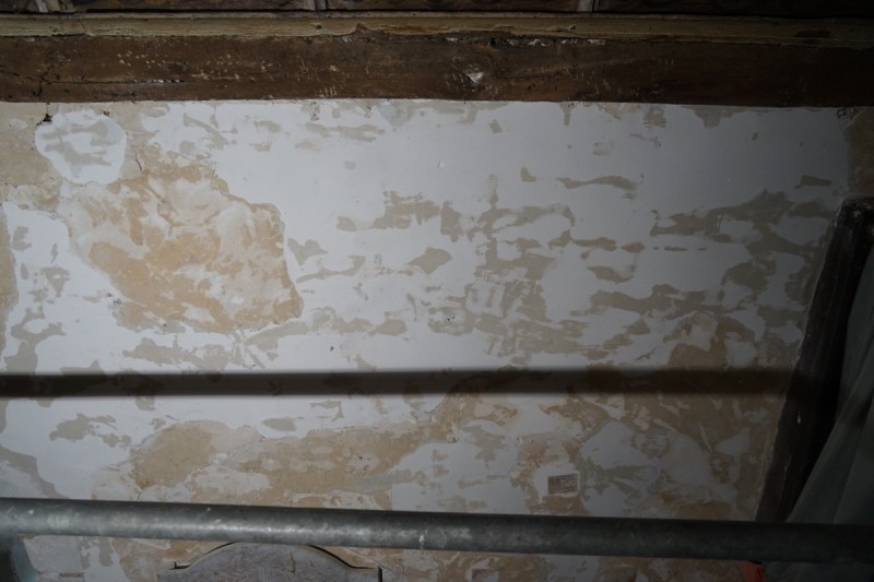 Atelier Giordani - Conservation - Restauration
Edifice – Mobilier - Sculpture – Objets d’art – Moulage –
Pierre, bois métal, polychromie et dorure - Restauration de la voûte et des décors peints -  - Lot 5 : Restauration/conservation d’éléments architecturaux, de décors polychromes, de sculpture

OPÉRATIONS RÉALISÉES
Tranche conditionnelle 2

Voûte de la nef :
-	Dépoussiérage 
-	Mise en teinte des greffes et des parties neuves et reprise du décor de fleur de lys par glacis acrylique 
-	Dépoussiérage de la poutre de gloire par technique croisée de brossage et d’aspiration

Élévation de la nef :
-	Dégagement des enduits pour mettre au jour les décors anciens conservés
-	Encapsulage des zones de peinture au plomb non dégagées
-	Consolidation des zones soufflées par infiltration de mortier et comblement des fissures des lacunes
-	Consolidation des zones pulvérulentes.
-	Sur les zones non dégagées : application d’une couche de fond à la chaux et animation et glacis acrylique et harmonisation des bouchages anciens
- Sur les zones de décors ancien : retouches colorées pour améliorer la lisibilité