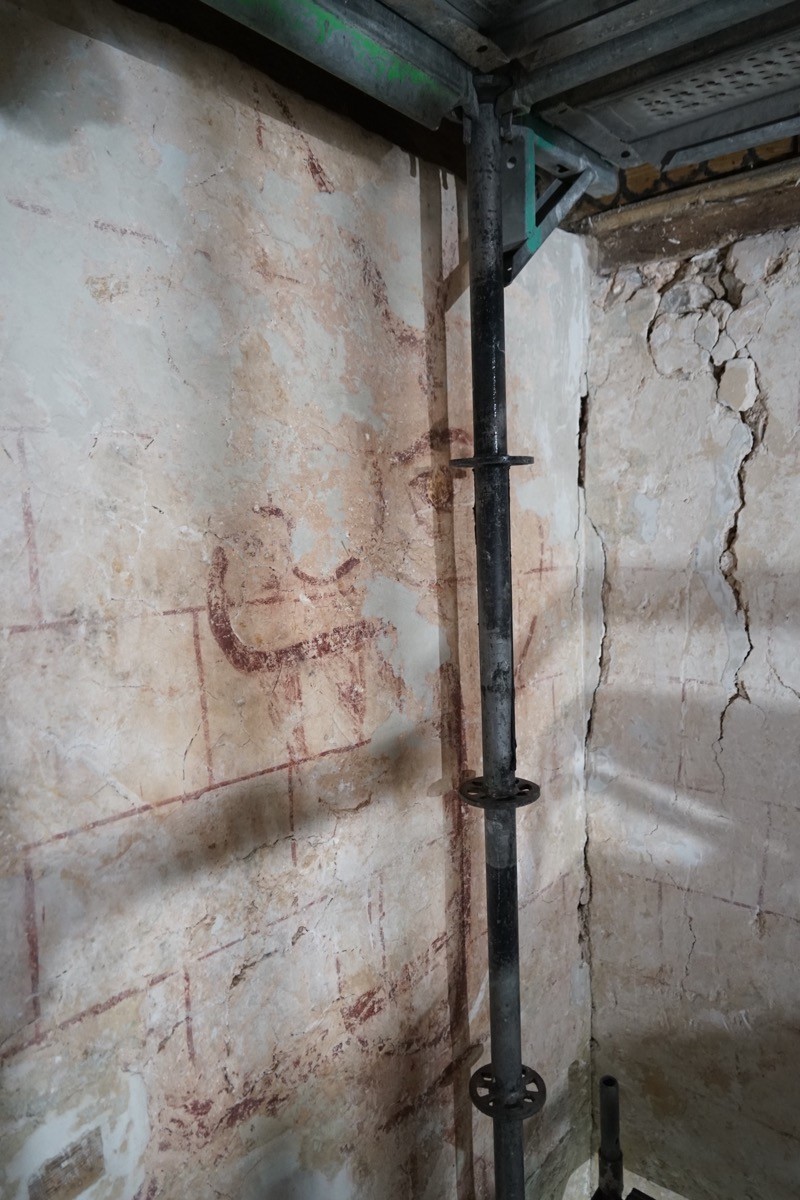 Atelier Giordani - Conservation - Restauration
Edifice – Mobilier - Sculpture – Objets d’art – Moulage –
Pierre, bois métal, polychromie et dorure - Restauration de la voûte et des décors peints -  - Lot 5 : Restauration/conservation d’éléments architecturaux, de décors polychromes, de sculpture

OPÉRATIONS RÉALISÉES
Tranche conditionnelle 2

Voûte de la nef :
-	Dépoussiérage 
-	Mise en teinte des greffes et des parties neuves et reprise du décor de fleur de lys par glacis acrylique 
-	Dépoussiérage de la poutre de gloire par technique croisée de brossage et d’aspiration

Élévation de la nef :
-	Dégagement des enduits pour mettre au jour les décors anciens conservés
-	Encapsulage des zones de peinture au plomb non dégagées
-	Consolidation des zones soufflées par infiltration de mortier et comblement des fissures des lacunes
-	Consolidation des zones pulvérulentes.
-	Sur les zones non dégagées : application d’une couche de fond à la chaux et animation et glacis acrylique et harmonisation des bouchages anciens
- Sur les zones de décors ancien : retouches colorées pour améliorer la lisibilité