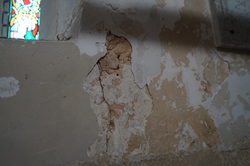 Atelier Giordani - Conservation - Restauration
Edifice – Mobilier - Sculpture – Objets d’art – Moulage –
Pierre, bois métal, polychromie et dorure - Restauration de la voûte et des décors peints -  - Lot 5 : Restauration/conservation d’éléments architecturaux, de décors polychromes, de sculpture

OPÉRATIONS RÉALISÉES
Tranche conditionnelle 2

Voûte de la nef :
-	Dépoussiérage 
-	Mise en teinte des greffes et des parties neuves et reprise du décor de fleur de lys par glacis acrylique 
-	Dépoussiérage de la poutre de gloire par technique croisée de brossage et d’aspiration

Élévation de la nef :
-	Dégagement des enduits pour mettre au jour les décors anciens conservés
-	Encapsulage des zones de peinture au plomb non dégagées
-	Consolidation des zones soufflées par infiltration de mortier et comblement des fissures des lacunes
-	Consolidation des zones pulvérulentes.
-	Sur les zones non dégagées : application d’une couche de fond à la chaux et animation et glacis acrylique et harmonisation des bouchages anciens
- Sur les zones de décors ancien : retouches colorées pour améliorer la lisibilité