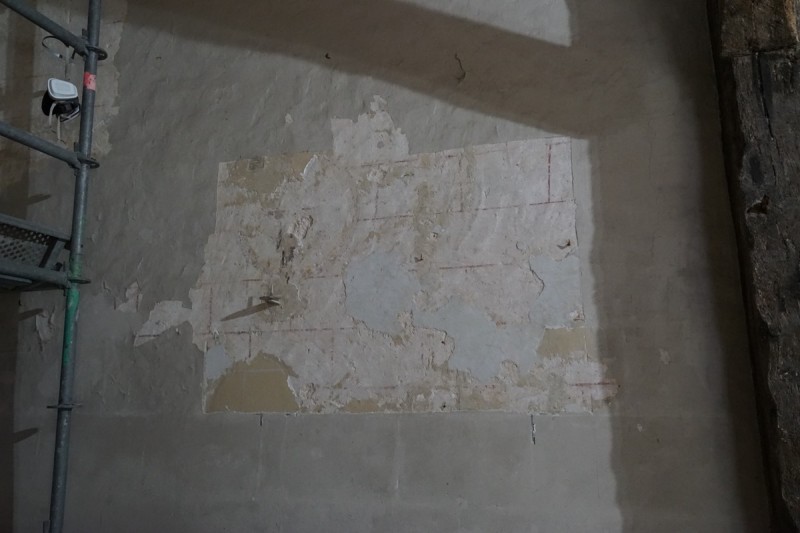 Atelier Giordani - Conservation - Restauration
Edifice – Mobilier - Sculpture – Objets d’art – Moulage –
Pierre, bois métal, polychromie et dorure - Restauration de la voûte et des décors peints -  - Lot 5 : Restauration/conservation d’éléments architecturaux, de décors polychromes, de sculpture

OPÉRATIONS RÉALISÉES
Tranche conditionnelle 2

Voûte de la nef :
-	Dépoussiérage 
-	Mise en teinte des greffes et des parties neuves et reprise du décor de fleur de lys par glacis acrylique 
-	Dépoussiérage de la poutre de gloire par technique croisée de brossage et d’aspiration

Élévation de la nef :
-	Dégagement des enduits pour mettre au jour les décors anciens conservés
-	Encapsulage des zones de peinture au plomb non dégagées
-	Consolidation des zones soufflées par infiltration de mortier et comblement des fissures des lacunes
-	Consolidation des zones pulvérulentes.
-	Sur les zones non dégagées : application d’une couche de fond à la chaux et animation et glacis acrylique et harmonisation des bouchages anciens
- Sur les zones de décors ancien : retouches colorées pour améliorer la lisibilité