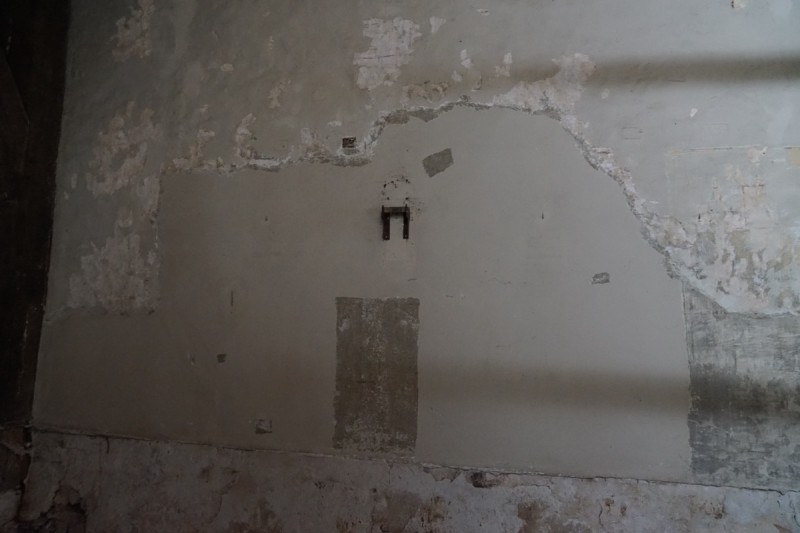 Atelier Giordani - Conservation - Restauration
Edifice – Mobilier - Sculpture – Objets d’art – Moulage –
Pierre, bois métal, polychromie et dorure - Restauration de la voûte et des décors peints -  - Lot 5 : Restauration/conservation d’éléments architecturaux, de décors polychromes, de sculpture

OPÉRATIONS RÉALISÉES
Tranche conditionnelle 2

Voûte de la nef :
-	Dépoussiérage 
-	Mise en teinte des greffes et des parties neuves et reprise du décor de fleur de lys par glacis acrylique 
-	Dépoussiérage de la poutre de gloire par technique croisée de brossage et d’aspiration

Élévation de la nef :
-	Dégagement des enduits pour mettre au jour les décors anciens conservés
-	Encapsulage des zones de peinture au plomb non dégagées
-	Consolidation des zones soufflées par infiltration de mortier et comblement des fissures des lacunes
-	Consolidation des zones pulvérulentes.
-	Sur les zones non dégagées : application d’une couche de fond à la chaux et animation et glacis acrylique et harmonisation des bouchages anciens
- Sur les zones de décors ancien : retouches colorées pour améliorer la lisibilité