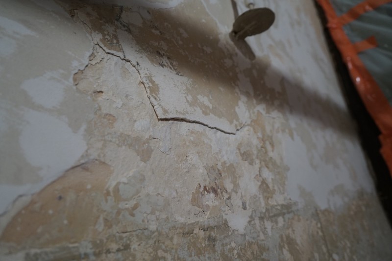 Atelier Giordani - Conservation - Restauration
Edifice – Mobilier - Sculpture – Objets d’art – Moulage –
Pierre, bois métal, polychromie et dorure - Restauration de la voûte et des décors peints -  - Lot 5 : Restauration/conservation d’éléments architecturaux, de décors polychromes, de sculpture

OPÉRATIONS RÉALISÉES
Tranche conditionnelle 2

Voûte de la nef :
-	Dépoussiérage 
-	Mise en teinte des greffes et des parties neuves et reprise du décor de fleur de lys par glacis acrylique 
-	Dépoussiérage de la poutre de gloire par technique croisée de brossage et d’aspiration

Élévation de la nef :
-	Dégagement des enduits pour mettre au jour les décors anciens conservés
-	Encapsulage des zones de peinture au plomb non dégagées
-	Consolidation des zones soufflées par infiltration de mortier et comblement des fissures des lacunes
-	Consolidation des zones pulvérulentes.
-	Sur les zones non dégagées : application d’une couche de fond à la chaux et animation et glacis acrylique et harmonisation des bouchages anciens
- Sur les zones de décors ancien : retouches colorées pour améliorer la lisibilité