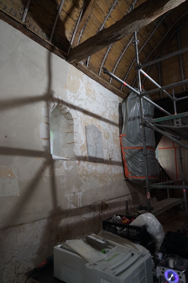 Atelier Giordani - Conservation - Restauration
Edifice – Mobilier - Sculpture – Objets d’art – Moulage –
Pierre, bois métal, polychromie et dorure - Restauration de la voûte et des décors peints -  - Lot 5 : Restauration/conservation d’éléments architecturaux, de décors polychromes, de sculpture

OPÉRATIONS RÉALISÉES
Tranche conditionnelle 2

Voûte de la nef :
-	Dépoussiérage 
-	Mise en teinte des greffes et des parties neuves et reprise du décor de fleur de lys par glacis acrylique 
-	Dépoussiérage de la poutre de gloire par technique croisée de brossage et d’aspiration

Élévation de la nef :
-	Dégagement des enduits pour mettre au jour les décors anciens conservés
-	Encapsulage des zones de peinture au plomb non dégagées
-	Consolidation des zones soufflées par infiltration de mortier et comblement des fissures des lacunes
-	Consolidation des zones pulvérulentes.
-	Sur les zones non dégagées : application d’une couche de fond à la chaux et animation et glacis acrylique et harmonisation des bouchages anciens
- Sur les zones de décors ancien : retouches colorées pour améliorer la lisibilité