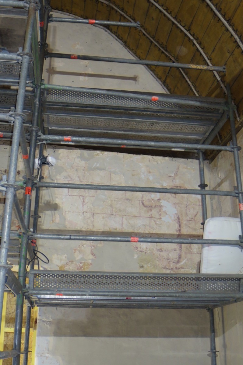 Atelier Giordani - Conservation - Restauration
Edifice – Mobilier - Sculpture – Objets d’art – Moulage –
Pierre, bois métal, polychromie et dorure - Restauration de la voûte et des décors peints -  - Lot 5 : Restauration/conservation d’éléments architecturaux, de décors polychromes, de sculpture

OPÉRATIONS RÉALISÉES
Tranche conditionnelle 2

Voûte de la nef :
-	Dépoussiérage 
-	Mise en teinte des greffes et des parties neuves et reprise du décor de fleur de lys par glacis acrylique 
-	Dépoussiérage de la poutre de gloire par technique croisée de brossage et d’aspiration

Élévation de la nef :
-	Dégagement des enduits pour mettre au jour les décors anciens conservés
-	Encapsulage des zones de peinture au plomb non dégagées
-	Consolidation des zones soufflées par infiltration de mortier et comblement des fissures des lacunes
-	Consolidation des zones pulvérulentes.
-	Sur les zones non dégagées : application d’une couche de fond à la chaux et animation et glacis acrylique et harmonisation des bouchages anciens
- Sur les zones de décors ancien : retouches colorées pour améliorer la lisibilité