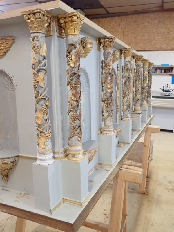 Atelier Giordani - Conservation - Restauration
Edifice – Mobilier - Sculpture – Objets d’art – Moulage –
Pierre, bois métal, polychromie et dorure - Restauration conservation du maître-autel et du retable majeur de l'église Notre-Dame - Bois polychrome - -	Dépoussiérage
-	Traitement insecticide 
-	Consolidation chimique du bois
-	Renforts structurels
-	Révision des assemblages
-	Comblements et ragréages
-	Restitution des manques par moulages et greffes sculptées 
-	Allègement bronzine et surpeints
-	Refixage polychromie
-	Réintégration colorée
-	Retouche de dorure
-	Apposition feuillards de plomb
-	Restitution de la statuaire et du fronton conservés en l’église 
-	Dépose et repose intégrale