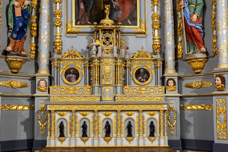 Atelier Giordani - Conservation - Restauration
Edifice – Mobilier - Sculpture – Objets d’art – Moulage –
Pierre, bois métal, polychromie et dorure - Restauration conservation du maître-autel et du retable majeur de l'église Notre-Dame - Bois polychrome - -	Dépoussiérage
-	Traitement insecticide 
-	Consolidation chimique du bois
-	Renforts structurels
-	Révision des assemblages
-	Comblements et ragréages
-	Restitution des manques par moulages et greffes sculptées 
-	Allègement bronzine et surpeints
-	Refixage polychromie
-	Réintégration colorée
-	Retouche de dorure
-	Apposition feuillards de plomb
-	Restitution de la statuaire et du fronton conservés en l’église 
-	Dépose et repose intégrale