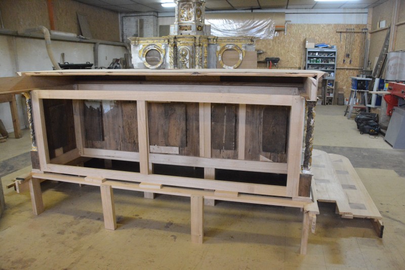 Atelier Giordani - Conservation - Restauration
Edifice – Mobilier - Sculpture – Objets d’art – Moulage –
Pierre, bois métal, polychromie et dorure - Restauration conservation du maître-autel et du retable majeur de l'église Notre-Dame - Bois polychrome - -	Dépoussiérage
-	Traitement insecticide 
-	Consolidation chimique du bois
-	Renforts structurels
-	Révision des assemblages
-	Comblements et ragréages
-	Restitution des manques par moulages et greffes sculptées 
-	Allègement bronzine et surpeints
-	Refixage polychromie
-	Réintégration colorée
-	Retouche de dorure
-	Apposition feuillards de plomb
-	Restitution de la statuaire et du fronton conservés en l’église 
-	Dépose et repose intégrale