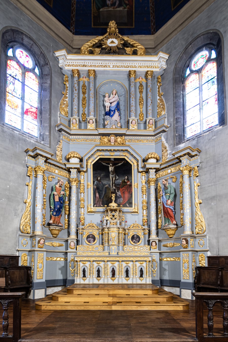 Atelier Giordani - Conservation - Restauration
Edifice – Mobilier - Sculpture – Objets d’art – Moulage –
Pierre, bois métal, polychromie et dorure - Restauration conservation du maître-autel et du retable majeur de l'église Notre-Dame - Bois polychrome - -	Dépoussiérage
-	Traitement insecticide 
-	Consolidation chimique du bois
-	Renforts structurels
-	Révision des assemblages
-	Comblements et ragréages
-	Restitution des manques par moulages et greffes sculptées 
-	Allègement bronzine et surpeints
-	Refixage polychromie
-	Réintégration colorée
-	Retouche de dorure
-	Apposition feuillards de plomb
-	Restitution de la statuaire et du fronton conservés en l’église 
-	Dépose et repose intégrale