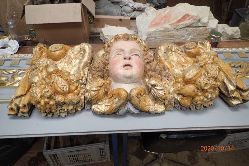 Atelier Giordani - Conservation - Restauration
Edifice – Mobilier - Sculpture – Objets d’art – Moulage –
Pierre, bois métal, polychromie et dorure - Restauration conservation du maître-autel et du retable majeur de l'église Notre-Dame - Bois polychrome - -	Dépoussiérage
-	Traitement insecticide 
-	Consolidation chimique du bois
-	Renforts structurels
-	Révision des assemblages
-	Comblements et ragréages
-	Restitution des manques par moulages et greffes sculptées 
-	Allègement bronzine et surpeints
-	Refixage polychromie
-	Réintégration colorée
-	Retouche de dorure
-	Apposition feuillards de plomb
-	Restitution de la statuaire et du fronton conservés en l’église 
-	Dépose et repose intégrale