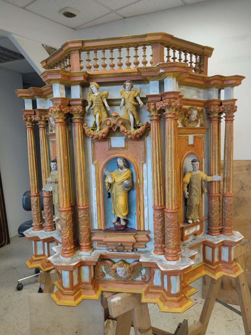 Atelier Giordani - Conservation - Restauration
Edifice – Mobilier - Sculpture – Objets d’art – Moulage –
Pierre, bois métal, polychromie et dorure - Restauration du tabernacle de l'Eglise Saint Martin - Bois polychrome et dorure - - Refixage de polychromie
- Dépoussiérage sous aspiration contrôlée
- Nettoyage de la polychromie et des dorures
- Masticage des lacunes de surface
- Réintégration colorée
- Dorure à la mixtion
- Vernissage de protection