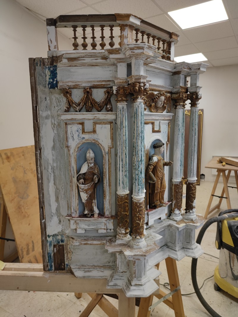Atelier Giordani - Conservation - Restauration
Edifice – Mobilier - Sculpture – Objets d’art – Moulage –
Pierre, bois métal, polychromie et dorure - Restauration du tabernacle de l'Eglise Saint Martin - Bois polychrome et dorure - - Refixage de polychromie
- Dépoussiérage sous aspiration contrôlée
- Nettoyage de la polychromie et des dorures
- Masticage des lacunes de surface
- Réintégration colorée
- Dorure à la mixtion
- Vernissage de protection