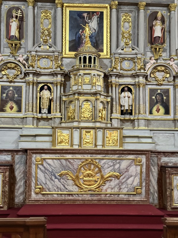 Atelier Giordani - Conservation - Restauration
Edifice – Mobilier - Sculpture – Objets d’art – Moulage –
Pierre, bois métal, polychromie et dorure - Retable majeur Becquigny - Bois polychrome et dorure - - Dépoussiérage et nettoyage
- Assainissement de l'ouvrage
- Consolidation structurelle
- Conservation restauration de toute la statuaire
- Refixage de la polychromie et réintégration colorée
- Allègement de la bronzine et restauration de la dorure sur mixtion à la feuille d'or
