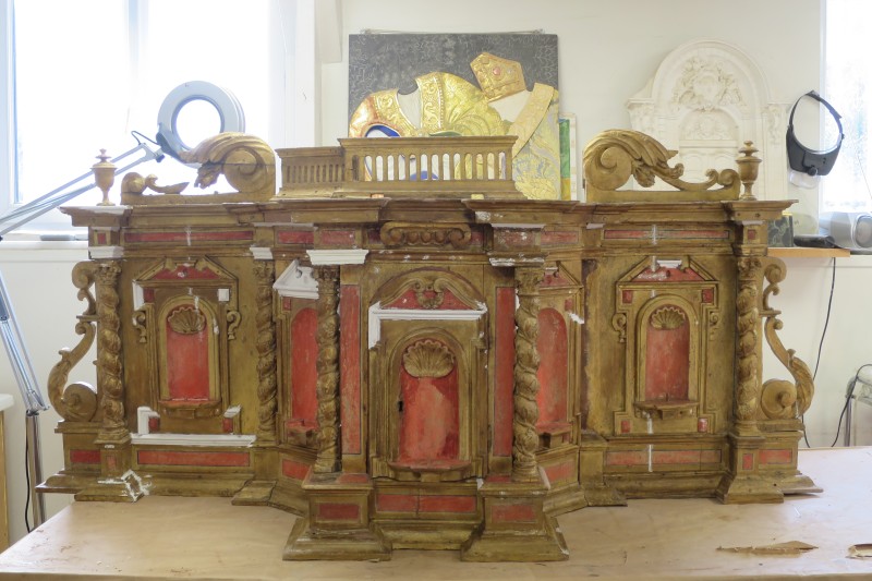Atelier Giordani - Conservation - Restauration
Edifice – Mobilier - Sculpture – Objets d’art – Moulage –
Pierre, bois métal, polychromie et dorure - Retable majeur Bretagnolles - Bois peint et doré et pierre polychrome - - Dépoussiérage, nettoyage
- Traitement d'assainissement
- Révision et reprise de la structure
- Consolidation chimique des bois 
- Greffes non hypothétiques de bois sculpté
- Restitution par moulages et prises d'empreintes
- Conservation et restauration de la statuaire
- Refixage de la polychromie et réintégrations colorées 
- Allègement de la bronzine et restauration de la dorure sur mixtion à la feuille d'or