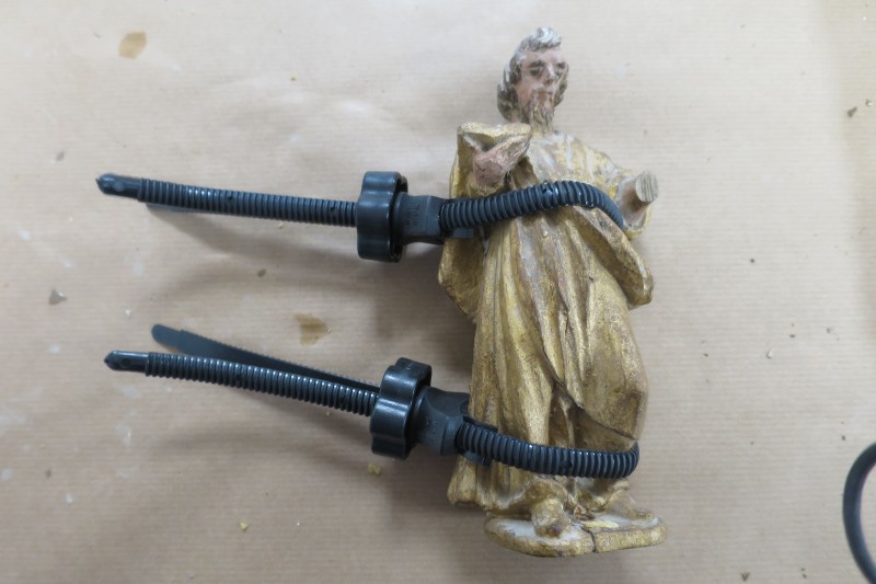 Atelier Giordani - Conservation - Restauration
Edifice – Mobilier - Sculpture – Objets d’art – Moulage –
Pierre, bois métal, polychromie et dorure - Retable majeur Bretagnolles - Bois peint et doré et pierre polychrome - - Dépoussiérage, nettoyage
- Traitement d'assainissement
- Révision et reprise de la structure
- Consolidation chimique des bois 
- Greffes non hypothétiques de bois sculpté
- Restitution par moulages et prises d'empreintes
- Conservation et restauration de la statuaire
- Refixage de la polychromie et réintégrations colorées 
- Allègement de la bronzine et restauration de la dorure sur mixtion à la feuille d'or