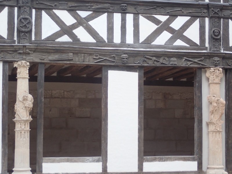 Atelier Giordani - Conservation - Restauration
Edifice – Mobilier - Sculpture – Objets d’art – Moulage –
Pierre, bois métal, polychromie et dorure - Restauration des éléments en bois sculpté et des colonnes et dalles gravées en pierre - Bois sculpté et pierre - OPÉRATIONS RÉALISÉES
Bois sculpté :
- Dépose partielle 
- Traitement insecticide curatif et préventif
- Renfort et doublage
- Greffes de sculptures, pose de flipots
- Bouchage
- Retouche
- Protection finale