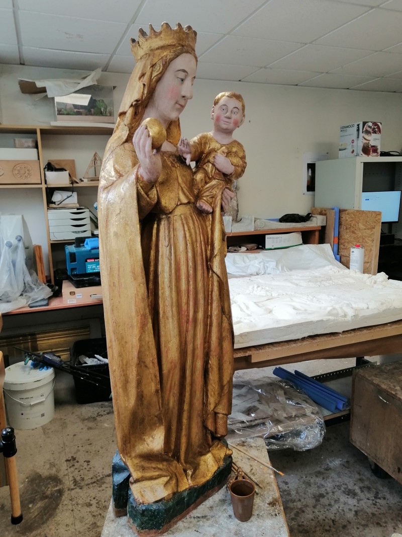 Atelier Giordani - Conservation - Restauration
Edifice – Mobilier - Sculpture – Objets d’art – Moulage –
Pierre, bois métal, polychromie et dorure - Restauration de la statue de la Vierge à l'enfant de l'Eglise Ste Madeleine - Bois polychrome et dorure - -	Traitement insecticide 
-	Reprise des assemblages
-	Comblement des fissures à la résine époxydique
-	Dépoussiérage et nettoyage
-	Refixage des écailles de polychromie soulevées
-	Consolidation chimique du support
-	Restitution des volumes à la résine époxydique par modelage
-	Masticage des lacunes
-	Retouche de polychromie
-	Dorure à la mixtion et feuilles d’or