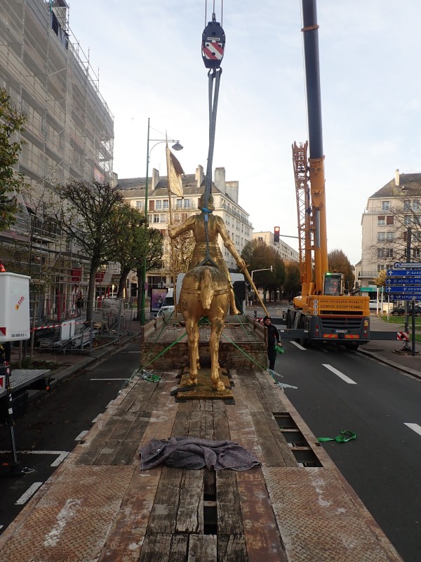 Atelier Giordani - Conservation - Restauration
Edifice – Mobilier - Sculpture – Objets d’art – Moulage –
Pierre, bois métal, polychromie et dorure - Dorure de la statue équestre de Jeanne d'Arc - Dorure à la mixtion - Microsablage du support
Application de la couche d'accroche
Application de la peinture ocre de préparation
Application de la mixtion
Pose de la feuille d'or libre et encollée et époussetage
Matage