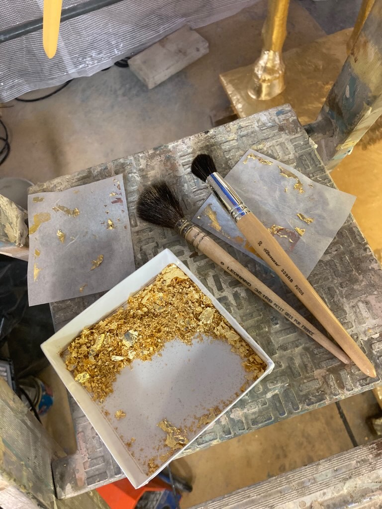 Atelier Giordani - Conservation - Restauration
Edifice – Mobilier - Sculpture – Objets d’art – Moulage –
Pierre, bois métal, polychromie et dorure - Dorure de la statue équestre de Jeanne d'Arc - Dorure à la mixtion - Microsablage du support
Application de la couche d'accroche
Application de la peinture ocre de préparation
Application de la mixtion
Pose de la feuille d'or libre et encollée et époussetage
Matage