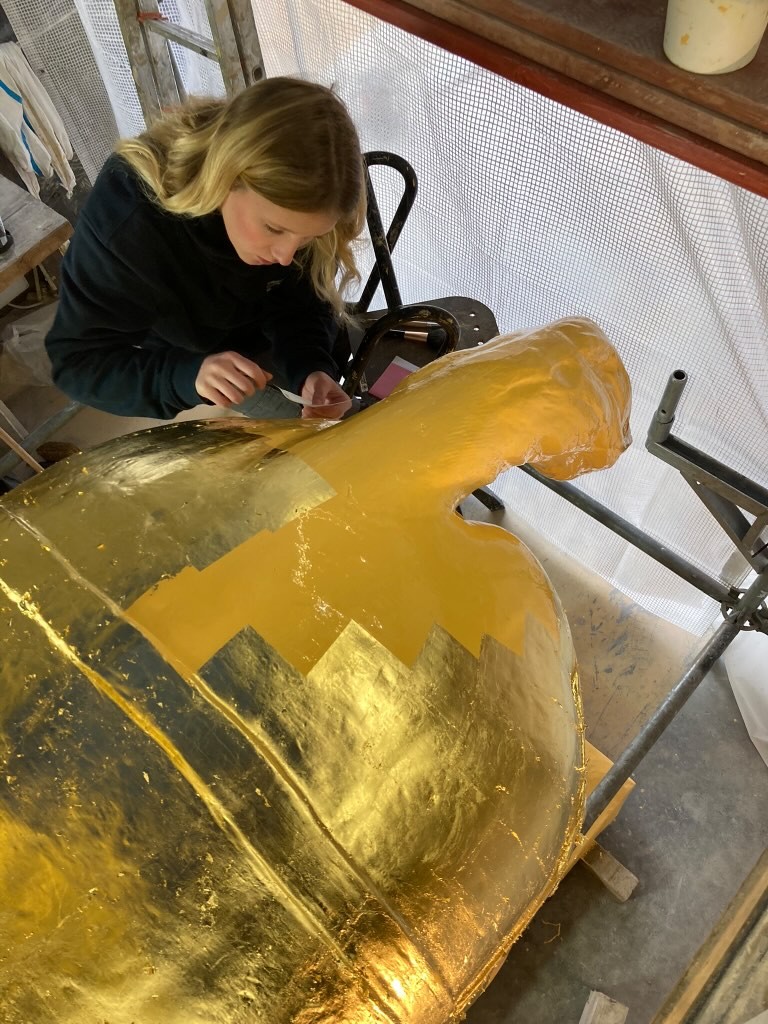 Atelier Giordani - Conservation - Restauration
Edifice – Mobilier - Sculpture – Objets d’art – Moulage –
Pierre, bois métal, polychromie et dorure - Dorure de la statue équestre de Jeanne d'Arc - Dorure à la mixtion - Microsablage du support
Application de la couche d'accroche
Application de la peinture ocre de préparation
Application de la mixtion
Pose de la feuille d'or libre et encollée et époussetage
Matage