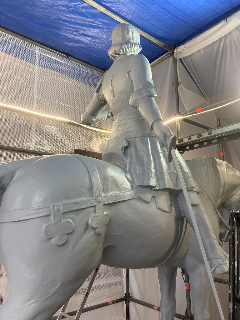 Atelier Giordani - Conservation - Restauration
Edifice – Mobilier - Sculpture – Objets d’art – Moulage –
Pierre, bois métal, polychromie et dorure - Dorure de la statue équestre de Jeanne d'Arc - Dorure à la mixtion - Microsablage du support
Application de la couche d'accroche
Application de la peinture ocre de préparation
Application de la mixtion
Pose de la feuille d'or libre et encollée et époussetage
Matage