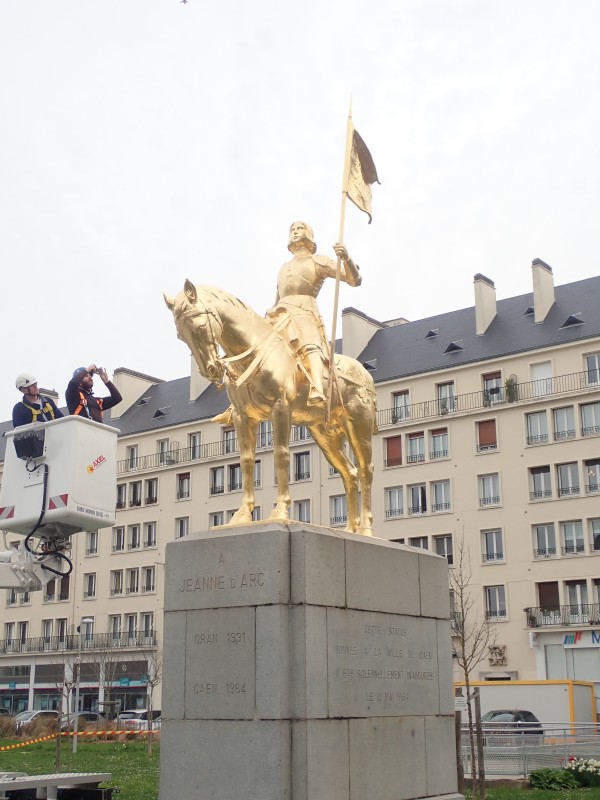 Atelier Giordani - Conservation - Restauration
Edifice – Mobilier - Sculpture – Objets d’art – Moulage –
Pierre, bois métal, polychromie et dorure - Dorure de la statue équestre de Jeanne d'Arc - Dorure à la mixtion - Microsablage du support
Application de la couche d'accroche
Application de la peinture ocre de préparation
Application de la mixtion
Pose de la feuille d'or libre et encollée et époussetage
Matage