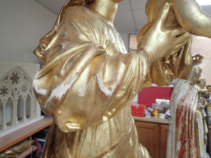 Atelier Giordani - Conservation - Restauration
Edifice – Mobilier - Sculpture – Objets d’art – Moulage –
Pierre, bois métal, polychromie et dorure - Restauration et soclage de la Vierge à l’Enfant - Bois doré, mixtion et détrempe - OPÉRATIONS RÉALISÉES
- Nettoyage chimique 
- Mastics traditionnels craie-colle et modostucs®
- Consolidation du  bois
- Restitution et compléments par moulage
- Réintégration à la feuille d’or et patine d’harmonisation
- Réintégrations colorées à l’or minéral 
- Réalisation d’un socle mobile en chêne teinté qui encastre et conserve le système d’origine