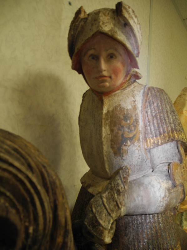 Atelier Giordani - Conservation - Restauration
Edifice – Mobilier - Sculpture – Objets d’art – Moulage –
Pierre, bois métal, polychromie et dorure - Consolidation et dégagement de la polychromie de la statue de Saint Georges - Dépose de la statue, dépoussiérage, nettoyage, et traitement des insectes xylophages par passage en machine d’anoxie dynamique (traitement par privation d’oxygène) - OPÉRATIONS RÉALISÉES : 

Consolidation chimique du support bois dégradé, révision et consolidation des assemblages, bouchages structuraux et greffes.

Réalisation d’une étude stratigraphique pour mettre en évidence les couches de polychromie anciennes, et dégagement de la couche sélectionnée par élimination des repeints au scalpel, sous lunettes binoculaires.

Refixage des vestiges polychromes dégagés, réintégrations de la polychromie et protection finale par mise en cire microcristalline.