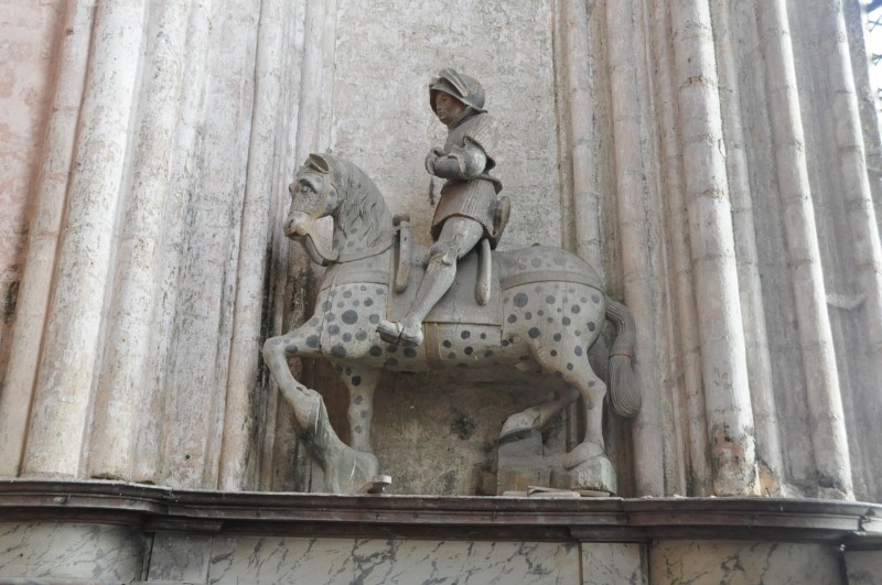 Atelier Giordani - Conservation - Restauration
Edifice – Mobilier - Sculpture – Objets d’art – Moulage –
Pierre, bois métal, polychromie et dorure - Consolidation et dégagement de la polychromie de la statue de Saint Georges - Dépose de la statue, dépoussiérage, nettoyage, et traitement des insectes xylophages par passage en machine d’anoxie dynamique (traitement par privation d’oxygène) - OPÉRATIONS RÉALISÉES : 

Consolidation chimique du support bois dégradé, révision et consolidation des assemblages, bouchages structuraux et greffes.

Réalisation d’une étude stratigraphique pour mettre en évidence les couches de polychromie anciennes, et dégagement de la couche sélectionnée par élimination des repeints au scalpel, sous lunettes binoculaires.

Refixage des vestiges polychromes dégagés, réintégrations de la polychromie et protection finale par mise en cire microcristalline.
