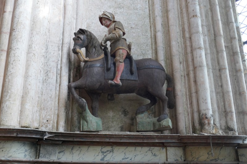 Atelier Giordani - Conservation - Restauration
Edifice – Mobilier - Sculpture – Objets d’art – Moulage –
Pierre, bois métal, polychromie et dorure - Consolidation et dégagement de la polychromie de la statue de Saint Georges - Dépose de la statue, dépoussiérage, nettoyage, et traitement des insectes xylophages par passage en machine d’anoxie dynamique (traitement par privation d’oxygène) - OPÉRATIONS RÉALISÉES : 

Consolidation chimique du support bois dégradé, révision et consolidation des assemblages, bouchages structuraux et greffes.

Réalisation d’une étude stratigraphique pour mettre en évidence les couches de polychromie anciennes, et dégagement de la couche sélectionnée par élimination des repeints au scalpel, sous lunettes binoculaires.

Refixage des vestiges polychromes dégagés, réintégrations de la polychromie et protection finale par mise en cire microcristalline.