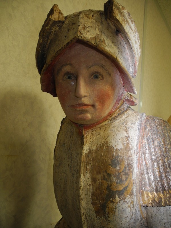 Atelier Giordani - Conservation - Restauration
Edifice – Mobilier - Sculpture – Objets d’art – Moulage –
Pierre, bois métal, polychromie et dorure - Consolidation et dégagement de la polychromie de la statue de Saint Georges - Dépose de la statue, dépoussiérage, nettoyage, et traitement des insectes xylophages par passage en machine d’anoxie dynamique (traitement par privation d’oxygène) - OPÉRATIONS RÉALISÉES : 

Consolidation chimique du support bois dégradé, révision et consolidation des assemblages, bouchages structuraux et greffes.

Réalisation d’une étude stratigraphique pour mettre en évidence les couches de polychromie anciennes, et dégagement de la couche sélectionnée par élimination des repeints au scalpel, sous lunettes binoculaires.

Refixage des vestiges polychromes dégagés, réintégrations de la polychromie et protection finale par mise en cire microcristalline.
