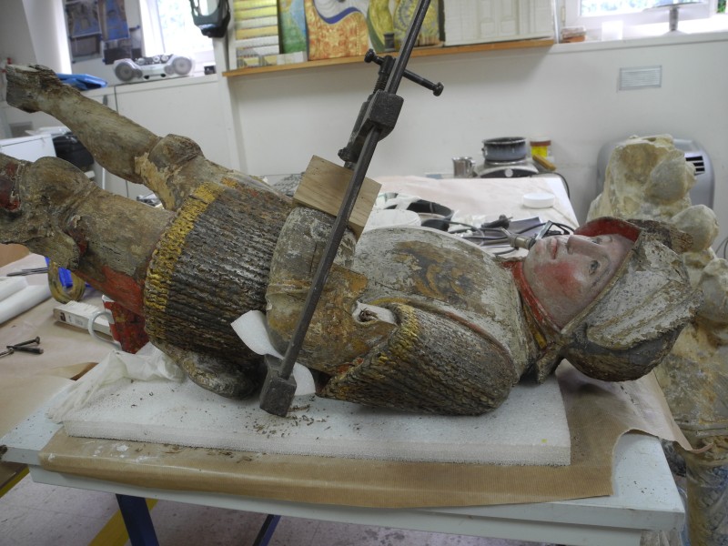 Atelier Giordani - Conservation - Restauration
Edifice – Mobilier - Sculpture – Objets d’art – Moulage –
Pierre, bois métal, polychromie et dorure - Consolidation et dégagement de la polychromie de la statue de Saint Georges - Dépose de la statue, dépoussiérage, nettoyage, et traitement des insectes xylophages par passage en machine d’anoxie dynamique (traitement par privation d’oxygène) - OPÉRATIONS RÉALISÉES : 

Consolidation chimique du support bois dégradé, révision et consolidation des assemblages, bouchages structuraux et greffes.

Réalisation d’une étude stratigraphique pour mettre en évidence les couches de polychromie anciennes, et dégagement de la couche sélectionnée par élimination des repeints au scalpel, sous lunettes binoculaires.

Refixage des vestiges polychromes dégagés, réintégrations de la polychromie et protection finale par mise en cire microcristalline.