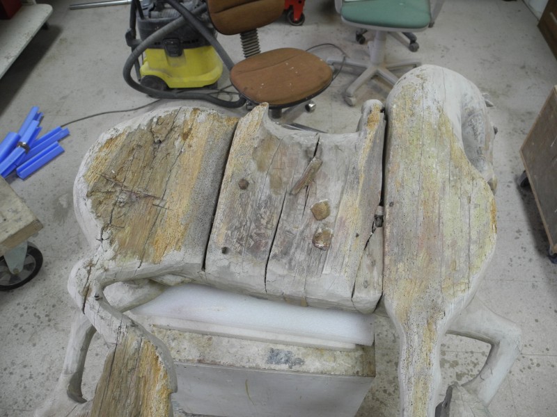 Atelier Giordani - Conservation - Restauration
Edifice – Mobilier - Sculpture – Objets d’art – Moulage –
Pierre, bois métal, polychromie et dorure - Consolidation et dégagement de la polychromie de la statue de Saint Georges - Dépose de la statue, dépoussiérage, nettoyage, et traitement des insectes xylophages par passage en machine d’anoxie dynamique (traitement par privation d’oxygène) - OPÉRATIONS RÉALISÉES : 

Consolidation chimique du support bois dégradé, révision et consolidation des assemblages, bouchages structuraux et greffes.

Réalisation d’une étude stratigraphique pour mettre en évidence les couches de polychromie anciennes, et dégagement de la couche sélectionnée par élimination des repeints au scalpel, sous lunettes binoculaires.

Refixage des vestiges polychromes dégagés, réintégrations de la polychromie et protection finale par mise en cire microcristalline.