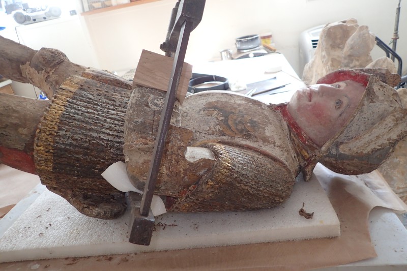 Atelier Giordani - Conservation - Restauration
Edifice – Mobilier - Sculpture – Objets d’art – Moulage –
Pierre, bois métal, polychromie et dorure - Consolidation et dégagement de la polychromie de la statue de Saint Georges - Dépose de la statue, dépoussiérage, nettoyage, et traitement des insectes xylophages par passage en machine d’anoxie dynamique (traitement par privation d’oxygène) - OPÉRATIONS RÉALISÉES : 

Consolidation chimique du support bois dégradé, révision et consolidation des assemblages, bouchages structuraux et greffes.

Réalisation d’une étude stratigraphique pour mettre en évidence les couches de polychromie anciennes, et dégagement de la couche sélectionnée par élimination des repeints au scalpel, sous lunettes binoculaires.

Refixage des vestiges polychromes dégagés, réintégrations de la polychromie et protection finale par mise en cire microcristalline.