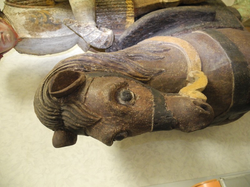 Atelier Giordani - Conservation - Restauration
Edifice – Mobilier - Sculpture – Objets d’art – Moulage –
Pierre, bois métal, polychromie et dorure - Consolidation et dégagement de la polychromie de la statue de Saint Georges - Dépose de la statue, dépoussiérage, nettoyage, et traitement des insectes xylophages par passage en machine d’anoxie dynamique (traitement par privation d’oxygène) - OPÉRATIONS RÉALISÉES : 

Consolidation chimique du support bois dégradé, révision et consolidation des assemblages, bouchages structuraux et greffes.

Réalisation d’une étude stratigraphique pour mettre en évidence les couches de polychromie anciennes, et dégagement de la couche sélectionnée par élimination des repeints au scalpel, sous lunettes binoculaires.

Refixage des vestiges polychromes dégagés, réintégrations de la polychromie et protection finale par mise en cire microcristalline.