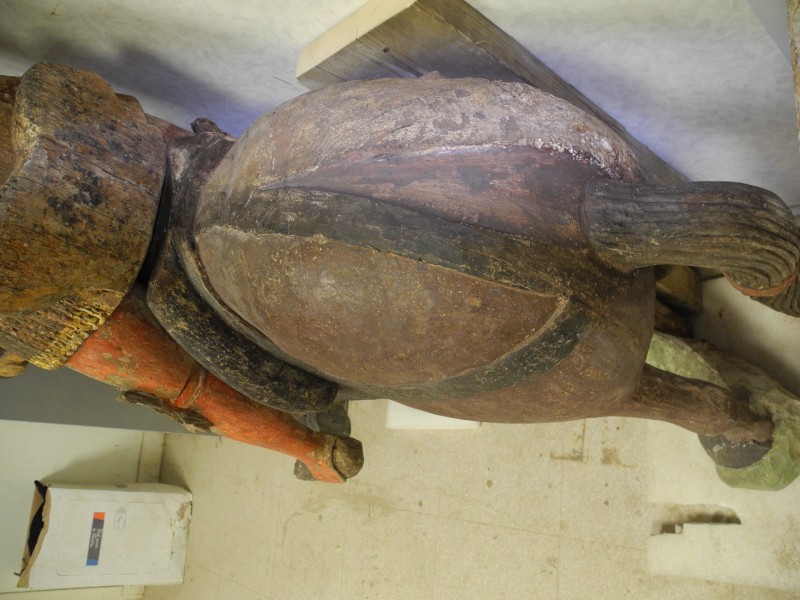 Atelier Giordani - Conservation - Restauration
Edifice – Mobilier - Sculpture – Objets d’art – Moulage –
Pierre, bois métal, polychromie et dorure - Consolidation et dégagement de la polychromie de la statue de Saint Georges - Dépose de la statue, dépoussiérage, nettoyage, et traitement des insectes xylophages par passage en machine d’anoxie dynamique (traitement par privation d’oxygène) - OPÉRATIONS RÉALISÉES : 

Consolidation chimique du support bois dégradé, révision et consolidation des assemblages, bouchages structuraux et greffes.

Réalisation d’une étude stratigraphique pour mettre en évidence les couches de polychromie anciennes, et dégagement de la couche sélectionnée par élimination des repeints au scalpel, sous lunettes binoculaires.

Refixage des vestiges polychromes dégagés, réintégrations de la polychromie et protection finale par mise en cire microcristalline.