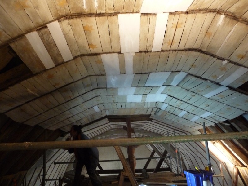 Atelier Giordani - Conservation - Restauration
Edifice – Mobilier - Sculpture – Objets d’art – Moulage –
Pierre, bois métal, polychromie et dorure - Conservation-restauration de la voûte en bois peinte - Voûte peinte avec peintures décoratives et figurées - OPÉRATIONS RÉALISÉES
- Échafaudage et dépose de l’ensemble
- Greffes et compléments
- Consolidation des bois
- Dépoussiérage et nettoyage
- Masticage et réintégration minimale
- Harmonisation
- Couche de protection
- Repose